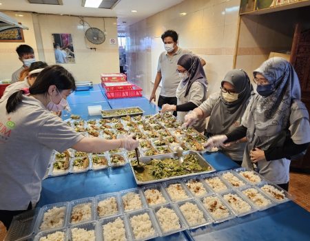 Radium volunteers helping to pack freshly cooked food that was given away as meals for 200 recipients.