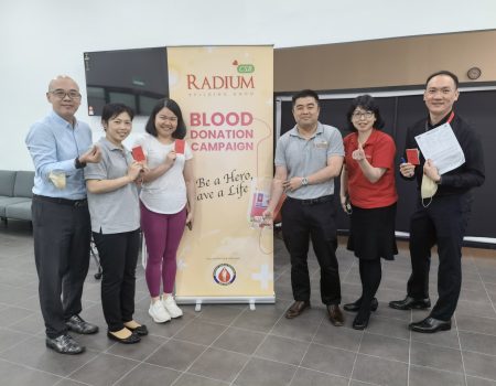 Datuk Gary Gan, Group Managing Director of Radium Development Berhad (third from right), together with the management team and business associates who volunteered at the blood donation campaign and supported Pusat Darah Negara Malaysia, in conjunction with World Blood Donation Day 2023.